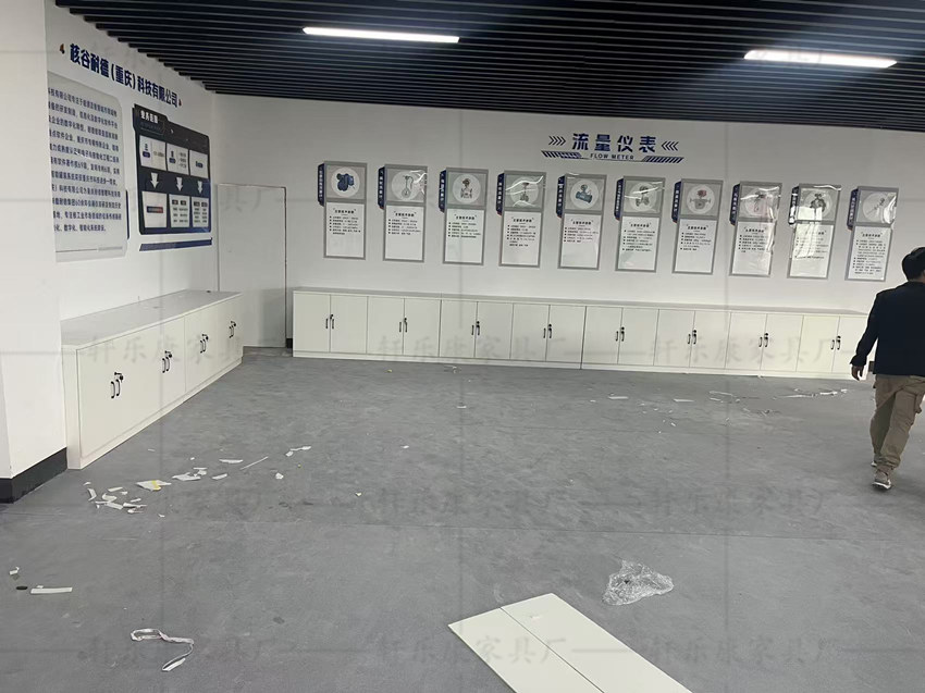 文件柜、落地矮柜、展示柜、重慶軒樂(lè)康家具廠(chǎng)專(zhuān)業(yè)生產(chǎn)定制各種辦公家具，做工精細(xì)、價(jià)格實(shí)惠公道、質(zhì)保五年、售后無(wú)憂(yōu)！